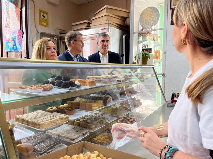 El presidente del Partido Popular, Alberto Núñez Feijóo, visita la Dulcería La Catedral, en La Laguna, junto al presidente del PP de Canarias y candidato a la Presidencia del Gobierno, Manuel Domínguez, y la candidata a la Alcaldía, Ana Zurita