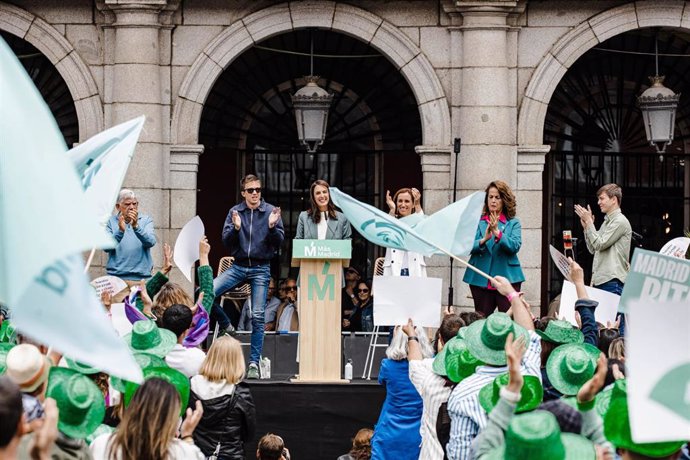 (I-D) El candidato Félix López-Rey;, el líder de Más País, Íñigo Errejón; la candidata a la Alcaldía, Rita Maestre, la candidata de Más Madrid a la Presidencia de la Comunidad, Mónica García, y los candidatos Carla Antonelli y Eduardo Rubiño