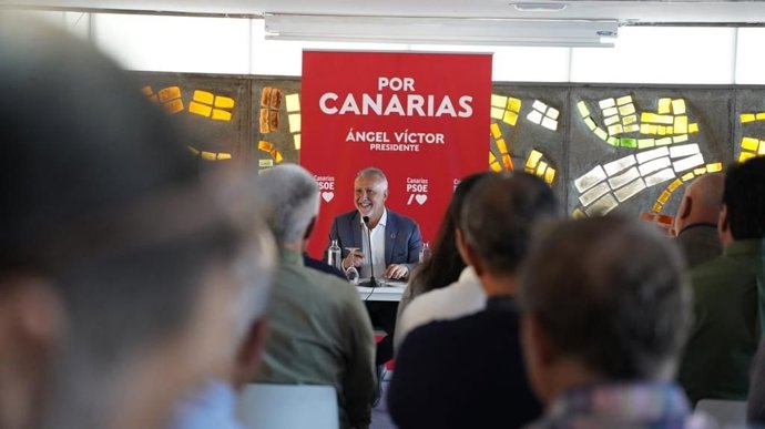 El secretario general y candidato socialista a la reelección como presidente de Canarias, Ángel Víctor Torres, se réune con el sector primario