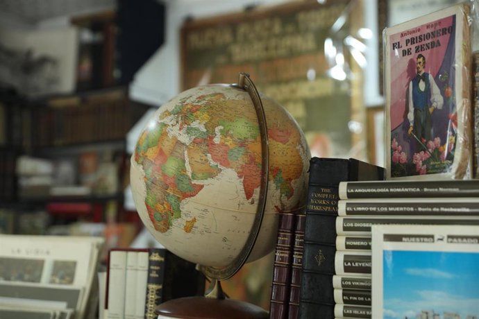 Archivo - Una bola del mundo en una caseta