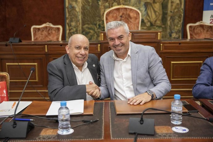 El delegado de Programas Europeos y Administración Electrónica de la Diputación de Córdoba, Víctor Montoro (dcha.), en la firma de la addenda al Protocolo de Colaboración Interinstitucional con la Universidad Nacional Abierta y a Distancia de Colombia.