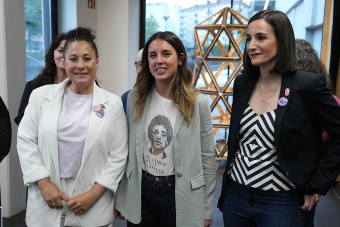 (I-D) La candidata por Unidas Podemos a la Alcaldía de Rentería, Maite Gartzia; la ministra de Igualdad, Irene Montero y la candidata de Elkarrekin Podemos a la alcaldía de Vitoria-Gasteiz, Garbiñe Ruiz, durante un acto en Lekuona Fabrika de Errenteria