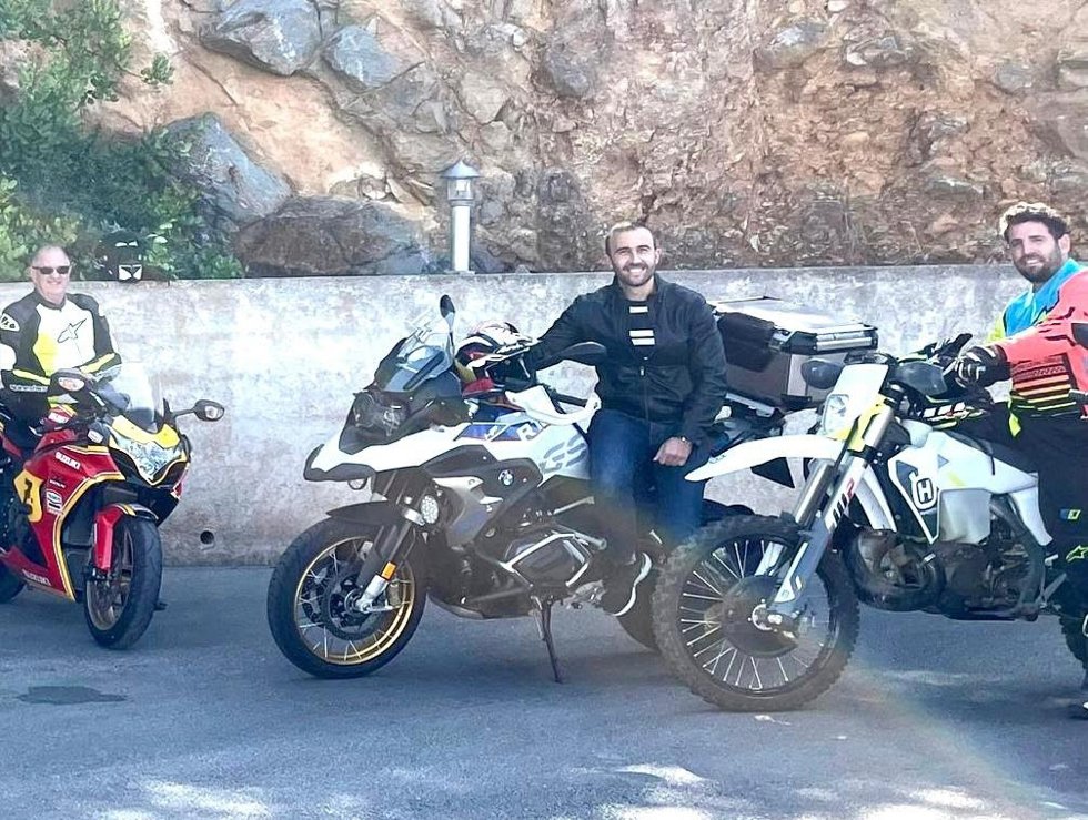 El candidato de CS a la alcaldía de Andratx, Ángel Hoyos, en una ruta por parajes de la isla en moto.