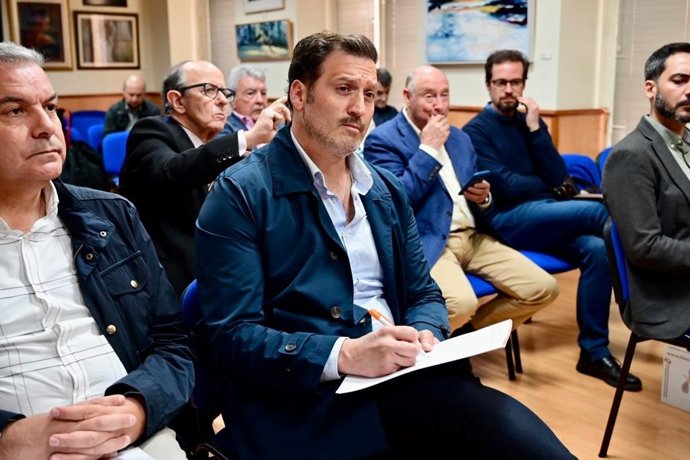 El número dos de la candidatura de Ciudadanos para el Ayuntamiento de Granada, Javi Sierra,  asiste a un debate sobre el futuro del turismo.