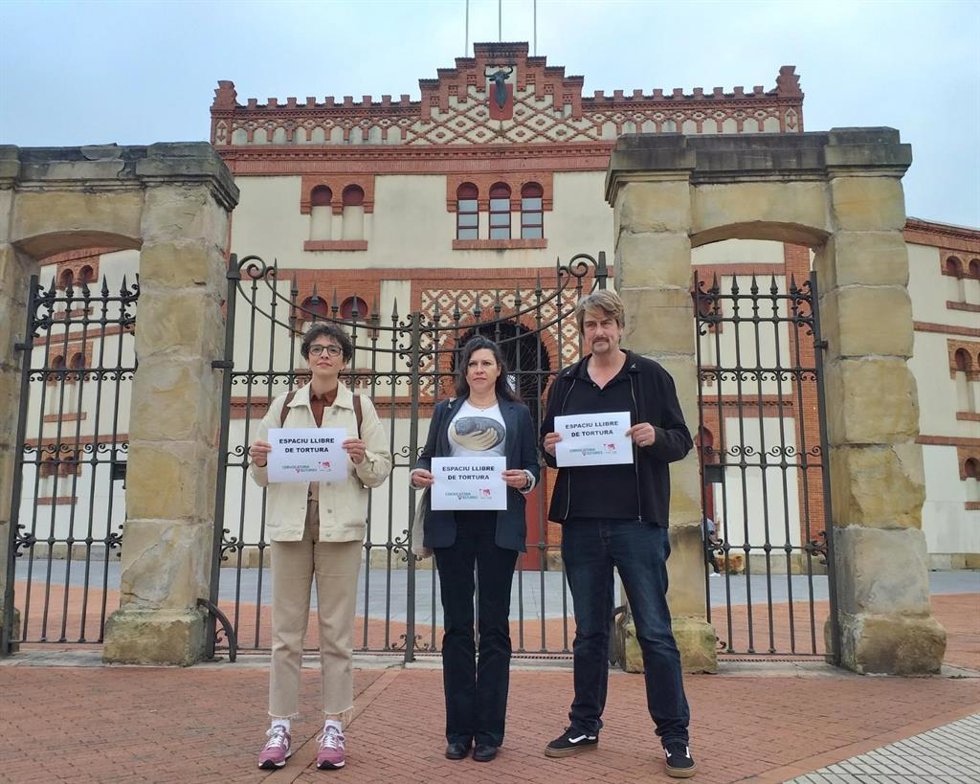 Los representantes de la candidatura de Convocatoria por Asturies a la Junta General del Principado de Asturias Xabel Vegas, Noelia Ordieres y Nuria Rodríguez, frente a la plaza de toros de El Bibio, en Gijón