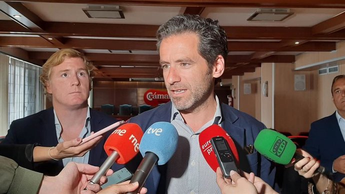 El portavoz del PP para las elecciones 2023, Borja Sémper, atiende a los medios en Badajoz