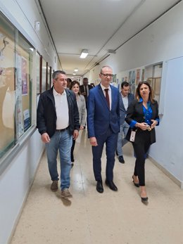 El consejero de Educación, Formación Profesional y Empleo, Víctor Marín, visitó el IES Francisco Salzillo de Alcantarilla, junto con el alcalde de la localidad, Joaquín Buendía