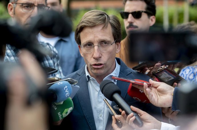 El alcalde de Madrid y candidato del PP a la reelección, José Luis Martínez-Almeida, ofrece declaraciones a los medios tras un mitin del Partido Popular junto a las Nuevas Generaciones del PP de Madrid, en la terraza Lobbo, a 19 de mayo de 2023, en Madr