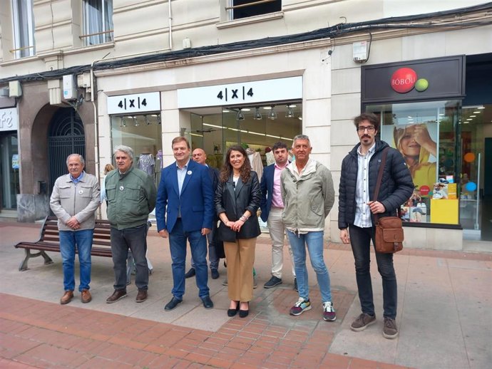 Los candidatos al Gobierno y al Ayuntamiento, Sonsoles Soriano y Alberto Bretón, respectivamente, con parte del equipo de Por La Rioja