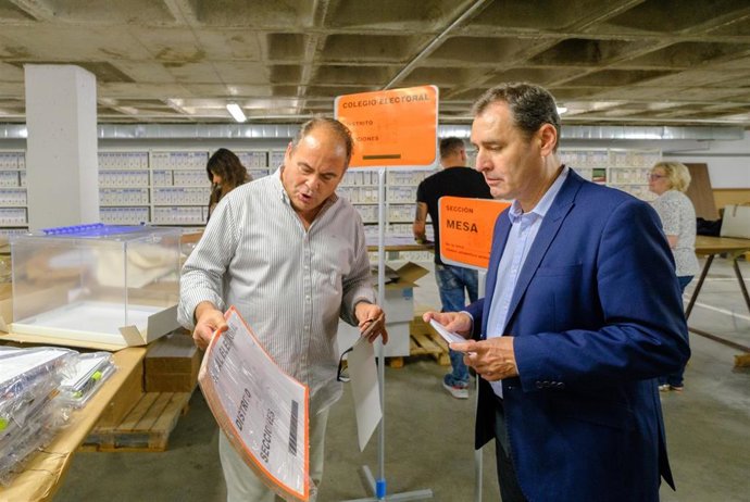 El delegado del Gobierno de España en la región, Francisco Tierraseca, en el centro que prepara y distribuye el material necesario para los comicios municipales en la provincia.