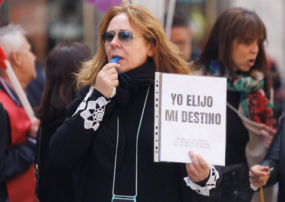 Un funcionaria de la Administración de Justicia con un documento de 'Yo elijo mi destino' durante una manifestación.