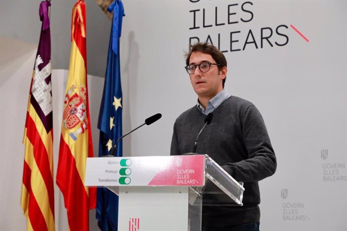 Archivo - El portavoz del Govern y conseller de Modelo Económico, Turismo y Trabajo, Iago Negueruela.