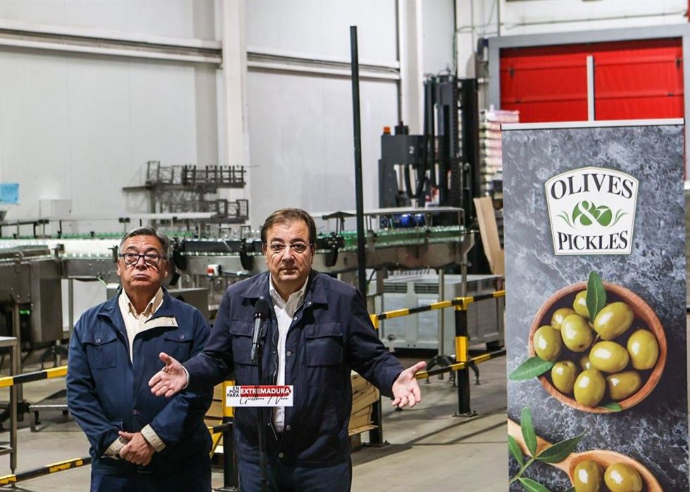 El secretario general del PSOE de Extremadura y candidato a la reelección a la Presidencia de la Junta de Extremadura, Guillermo Fernández Vara, visita una industria aceitunera en Almendralejo