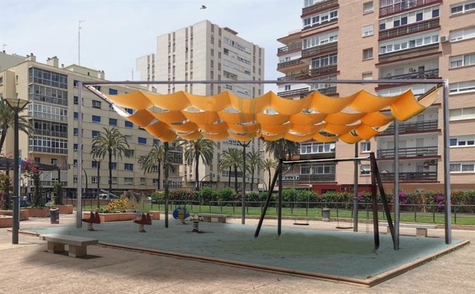 Ejemplo de parque infantil con toldo propuesto por el PSOE.