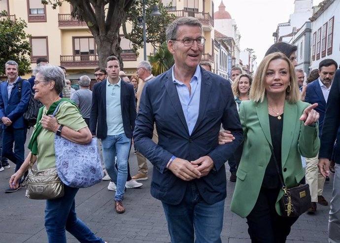 El presidente del Partido Popular, Alberto Nuñez Feijóo y la candidata a la Alcaldía de La Laguna, Ana Zurita, durante un paseo por San Cristobal de La Laguna, a 22 de mayo de 2023, en San Cristóbal de La Laguna, Tenerife, Islas Canarias (España). Feijó