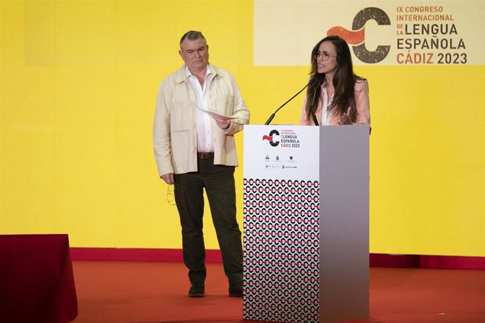 Archivo - El concejal de Presidencia del Ayuntamiento de Cádiz, Paco Cano, y la concejala de Cultura y Fiestas, Lola Cazalilla, en el Congreso Internacional de la Lengua en Cádiz