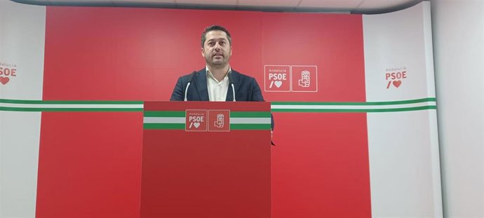 El secretario de Organización de la Agrupación municipal del PSOE de Huelva, Francisco Baluffo, en rueda de prensa.