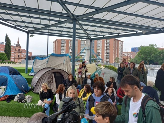 Trabajadoras de limpieza de Osakidetza acampadas ante el Hospital de Cruces, en Barakaldo.