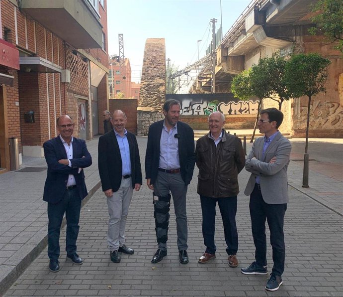 El alcalde de Valladolid, Óscar Puente, junto a miembros de la candidatura del PSOE, en el Arco de Ladrillo.