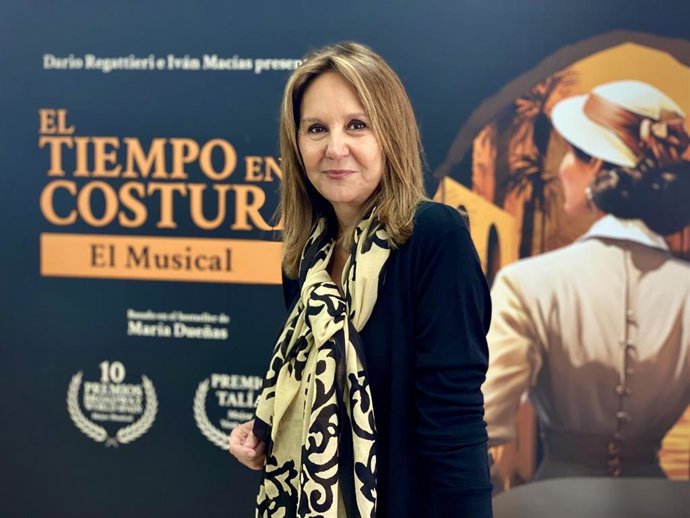 La escritora María Dueñas en la presentación en Barcelona de la adaptación musical de su novela 'El tiempo entre costuras' para el Teatro Apolo de Barcelona