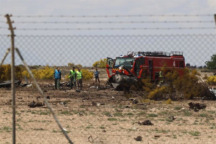 Restos del avión F-18 del Ejército del Aire estrellado el sábado 20 de mayo, en la Base Aérea de Zaragoza.