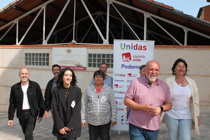 El candidato de Unidas Izquierda Unida - Podemos a la Alcaldía de Toledo, Txema Fernández, junto al resto de miembros de la candidatura.
