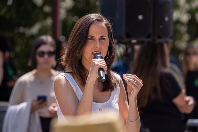 La secretaria general de Podemos y ministra de Derechos Sociales y Agenda 2030, Ione Belarra, interviene en el acto en apoyo de la candidata a la alcaldía de Sevilla Susana Hornillo, a 18 de mayo de 2023, en Sevilla, (Andalucía, España). 