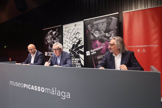 El diputado de Cultura, Manuel López, junto al director del museo, José Lebrero, y Juan Carmona, director institucional de Flamenco de la Fundación SGAE, han presentado la programación de FlamencoEÑE 2023.