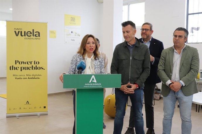 La delegada del Gobierno andaluz en la provincia de Málaga, Patricia Navarro, durante su visita al punto Vuela Guadalinfo de Cuevas de San Marcos.