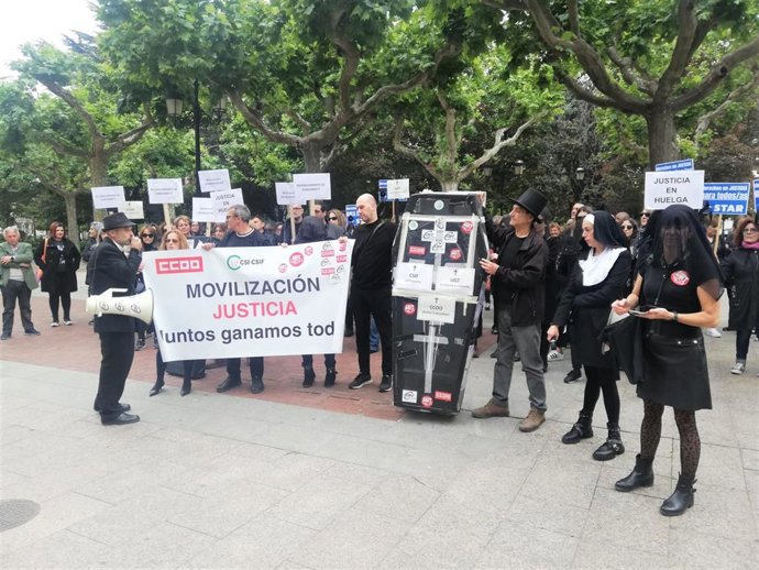 Funcionarios riojanos escenifican el 'entierro' de la Justicia en su primera jornada de huelga indefinida