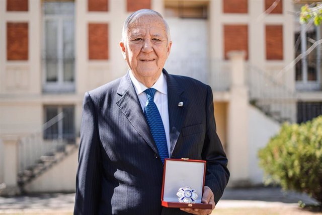 Iignacio Calderón muestra la medalla de la Orden del Mérito Civil.