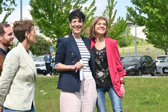 La candidata del PSN a la Alcaldía de Pamplona, Elma Saiz (c), con la candidata a la Presidencia del Gobierno de Navarra, María Chivite, y la integrante de la lista al Ayuntamiento Nuria Medina.