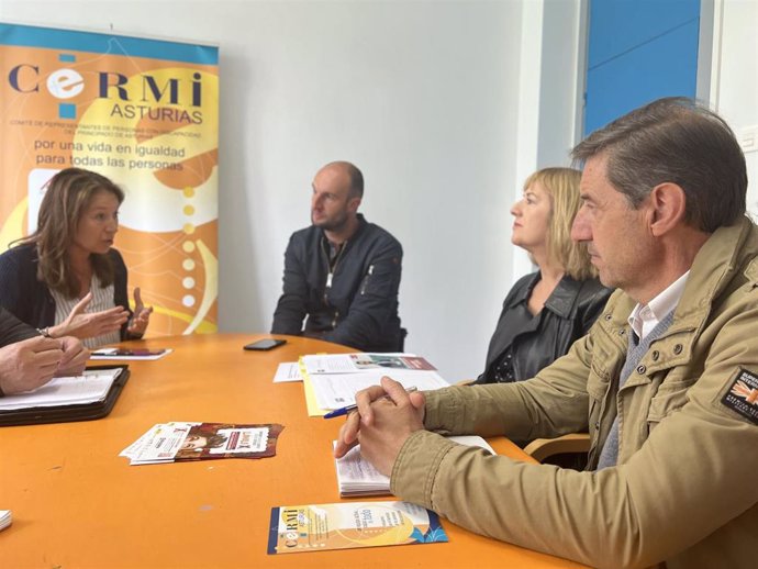 El candidato socialista, Carlos Fernández Llaneza, con el Comité de Representantes de Personas con Discapacidad (CERMI).