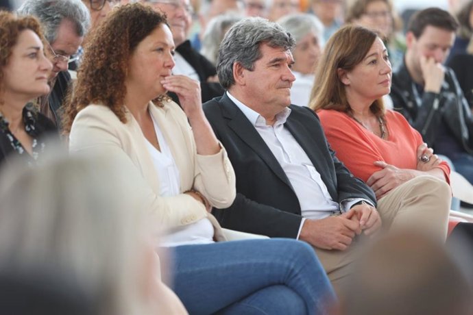 El ministro de de Inclusión, Seguridad Social y Migraciones de España, José Luis Escrivá, en un acto del PSIB-PSOE, junto a las socialistas Francina Armengol y Catalina Cladera.