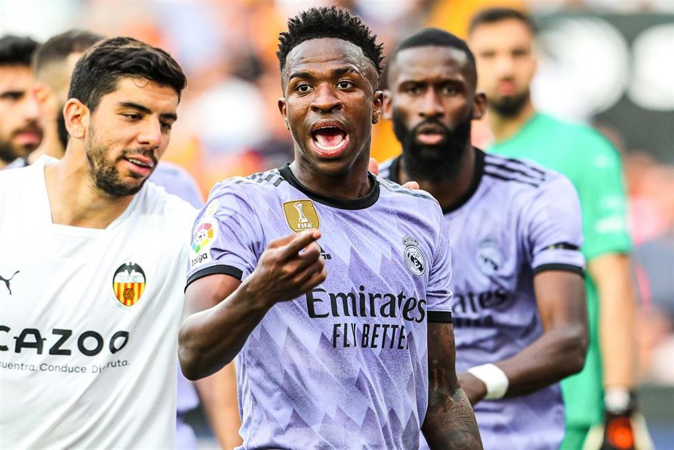 Fútbol.- LaLiga investigará los incidentes del Valencia - Real Madrid en Mestalla