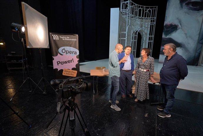 El acto de firma del convenio ha contado con la presencia de Joaquín Caro Ledesma, director general de Antea, Javier Menéndez, director general del Teatro de la Maestranza, y Concha Porcuna Coto.