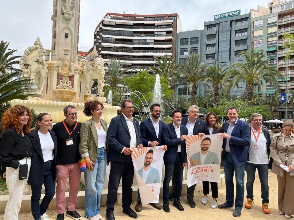 El portavoz adjunto de Ciudadanos (CS) en el Congreso, Edmundo Bal, el candidato de la formación naranja a la Alcaldía de Alicante, Adrián Santos, y el 'número 1' de CS a Les Corts por Alicante, José Miguel Saval.
