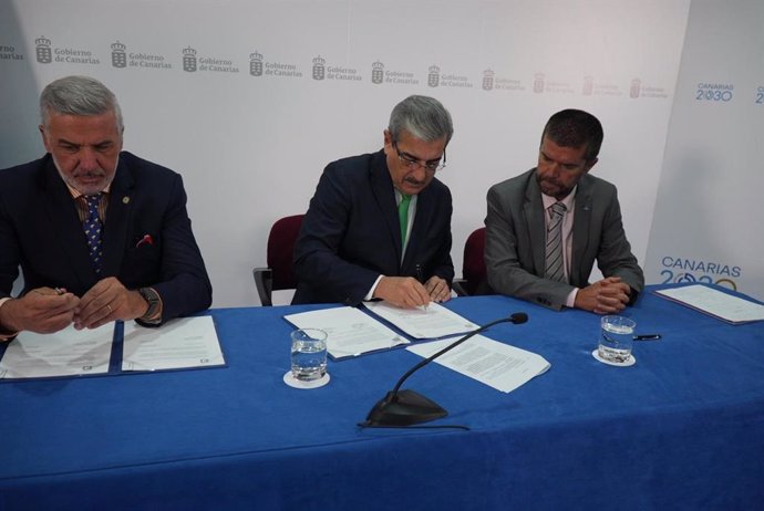 El vicepresidente del Gobierno de Canarias, Román Rodríguez, firmando con los rectores de las universidades canarias los 13 millones de euros del FDCAN