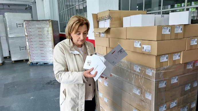 La delegada del Gobierno en Asturias, Delia Losa, con papeletas de las elecciones autonómicas y locales del 28 de mayo.