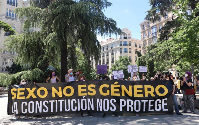 Archivo - Varias manifestantes convocadas por la Alianza contra el Borrado de Mujeres se concentran con una pancarta en la que se lee: "Sexo no es género, la constitución nos pertenece", frente al Congreso de los Diputados contra la Ley Trans el día e