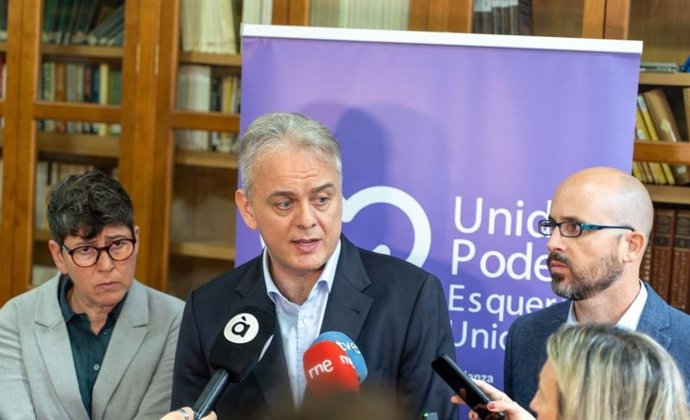 El vicepresidente del Consell y candidato de UP-EUPV a la Generalitat, Héctor Illueca; la candidata de la coalición a la Alcaldía de Valncia, Pilar Lima, y el secretario de Estado de Derechos Sociales y secretario de Economía de Podemos, Nacho Álvarez.