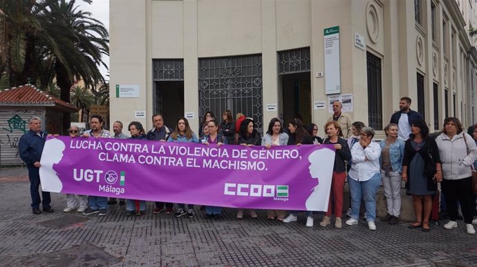 Concentración de los sindicatos CCOO y UGT contra la violencia de género.