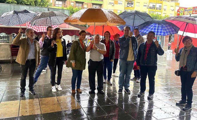 La candidata del PSOE a la Alcaldía de Almería visita la Plaza Pavía.