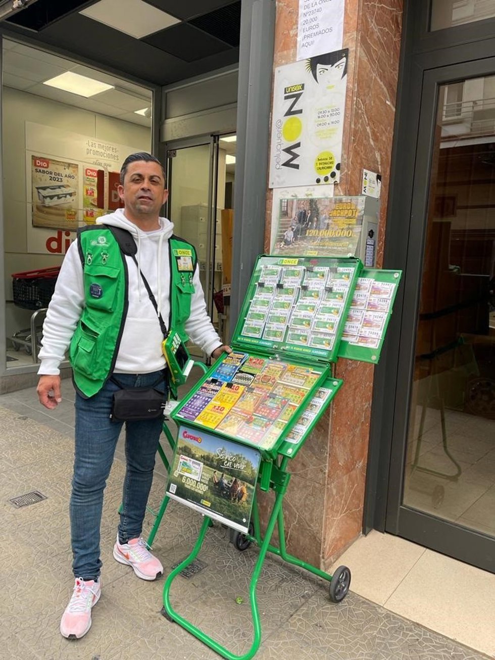 El vendedor de la ONCE, Diego Antonio García López, es quien ha llevado la suerte a Calahorra