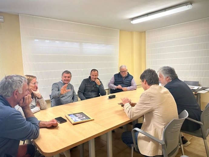 El presidente de Junts en el Parlament, Albert Batet, y el diputado de Junts Salvador Vergés reunidos con representantes de la Comunidad de regantes de la presa de Colomers.