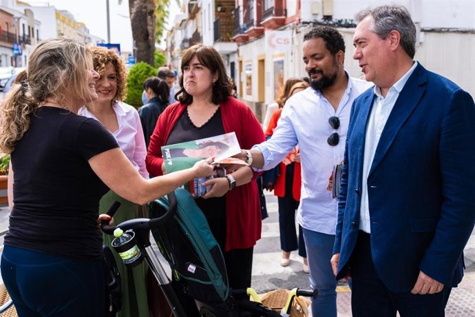 El secetario general del PSOE-A, Juan Espadas, durante su visita a Aljaraque, acompañado por la candidata socialista, Yolanda Rubio, y la secretaria general del PSOE de Huelva, María Eugenia Limón.
