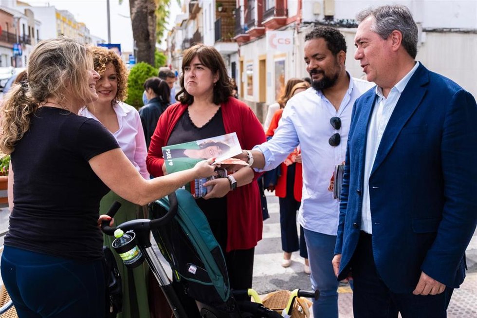 El secetario general del PSOE-A, Juan Espadas, durante su visita a Aljaraque, acompañado por la candidata socialista, Yolanda Rubio, y la secretaria general del PSOE de Huelva, María Eugenia Limón.