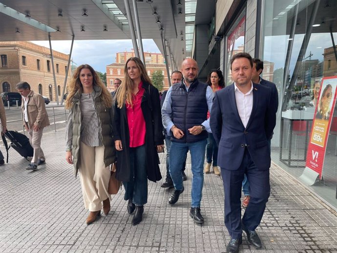 Equipo de Vox al 28M en Málaga, en un paseo electoral