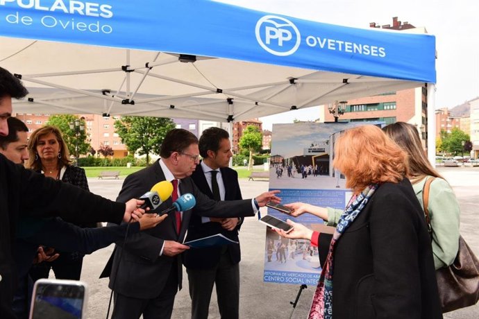 El alcalde de Oviedo y candidato del PP a la alcaldía, Alfredo Canteli, junto a miembros de su candidatura en el barrio de La Corredoria.
