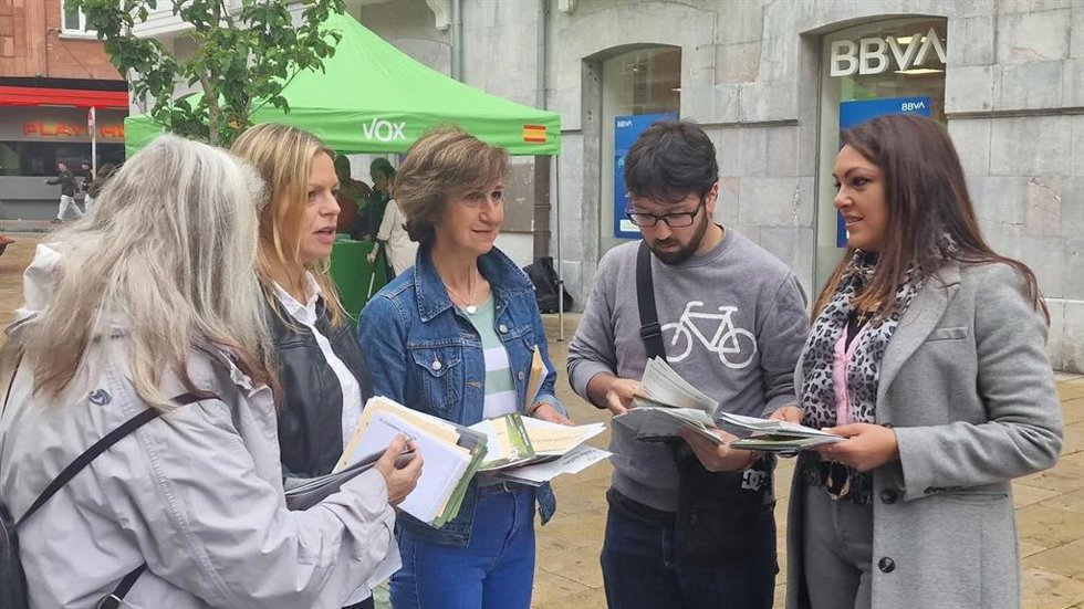 Carolina López, a la derecha